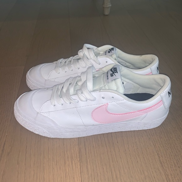 nike blazer white pink
